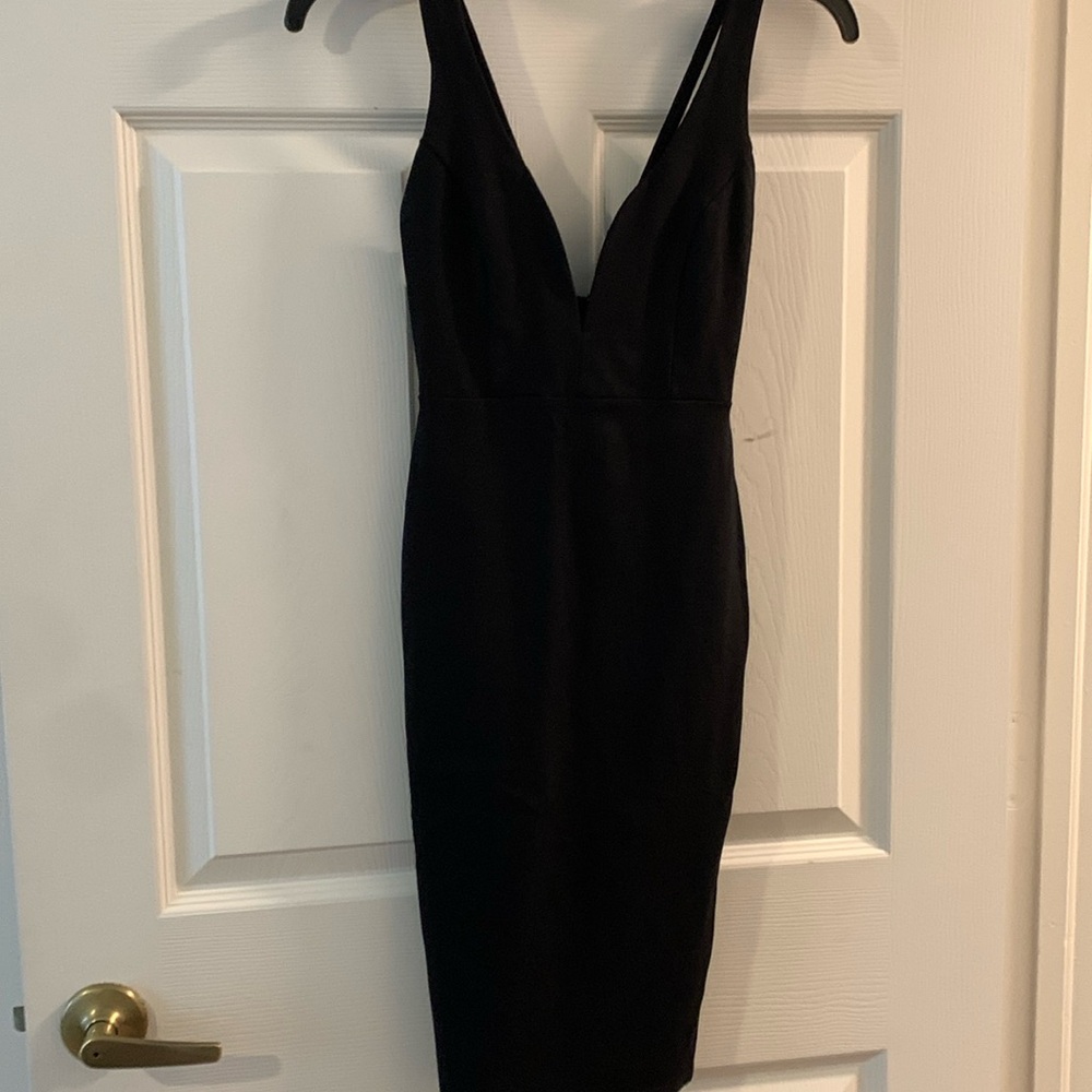 Gorgeous little black dress!